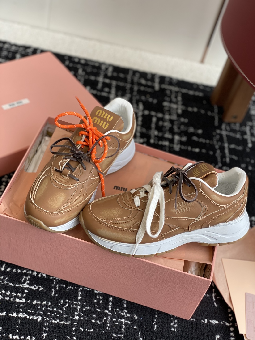 代购级
miumiu  25ss 春夏新款 厚底 运动休闲鞋 

简约造型，超轻原版开模鞋底，脚感妥妥满