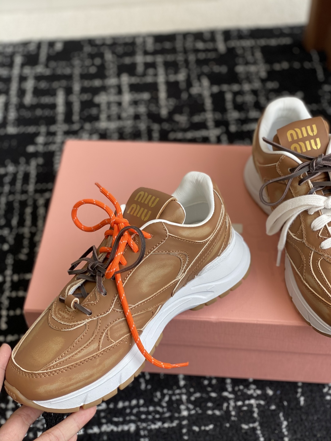 代购级
miumiu  25ss 春夏新款 厚底 运动休闲鞋 

简约造型，超轻原版开模鞋底，脚感妥妥满