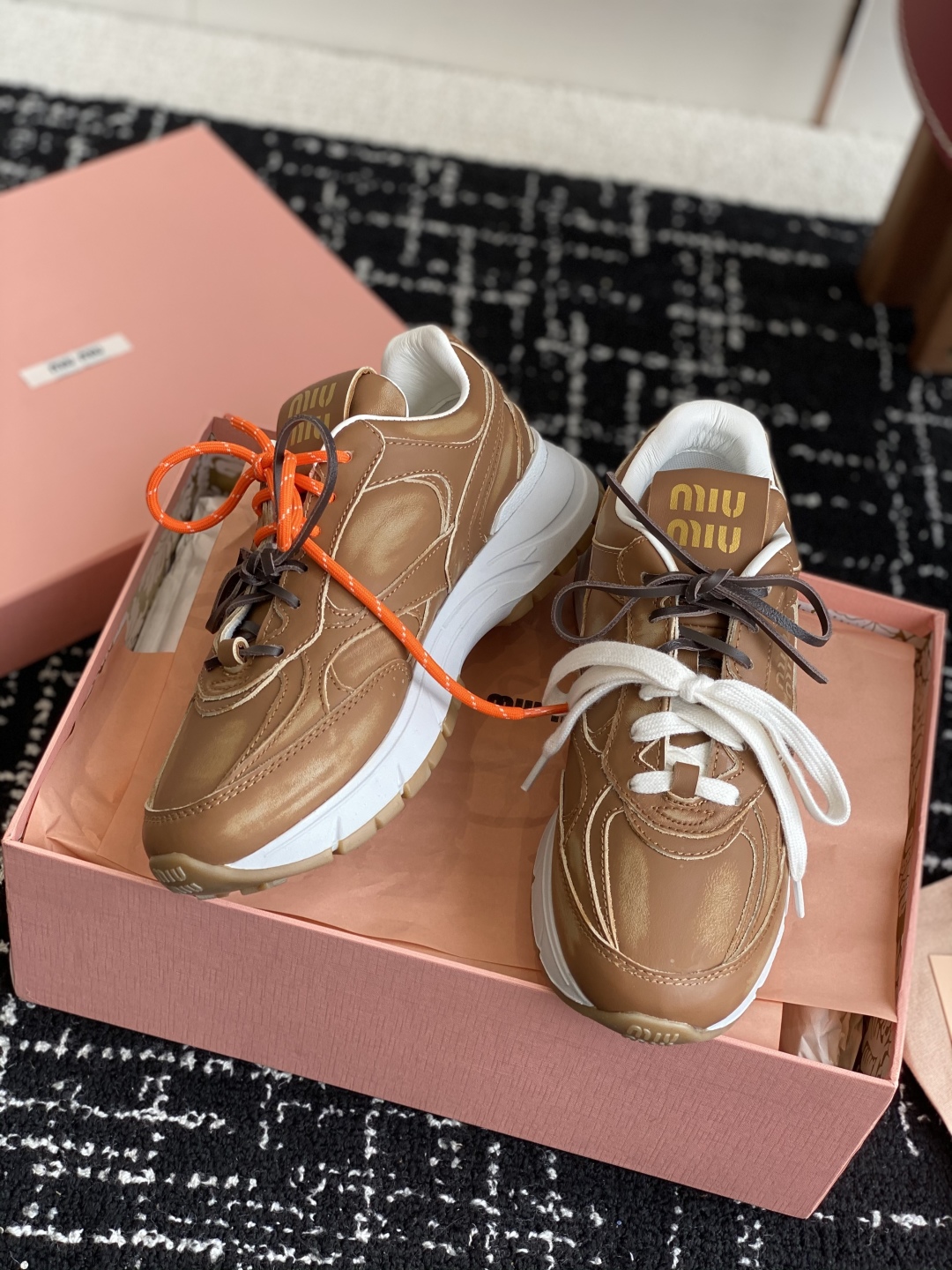 代购级
miumiu  25ss 春夏新款 厚底 运动休闲鞋 

简约造型，超轻原版开模鞋底，脚感妥妥满