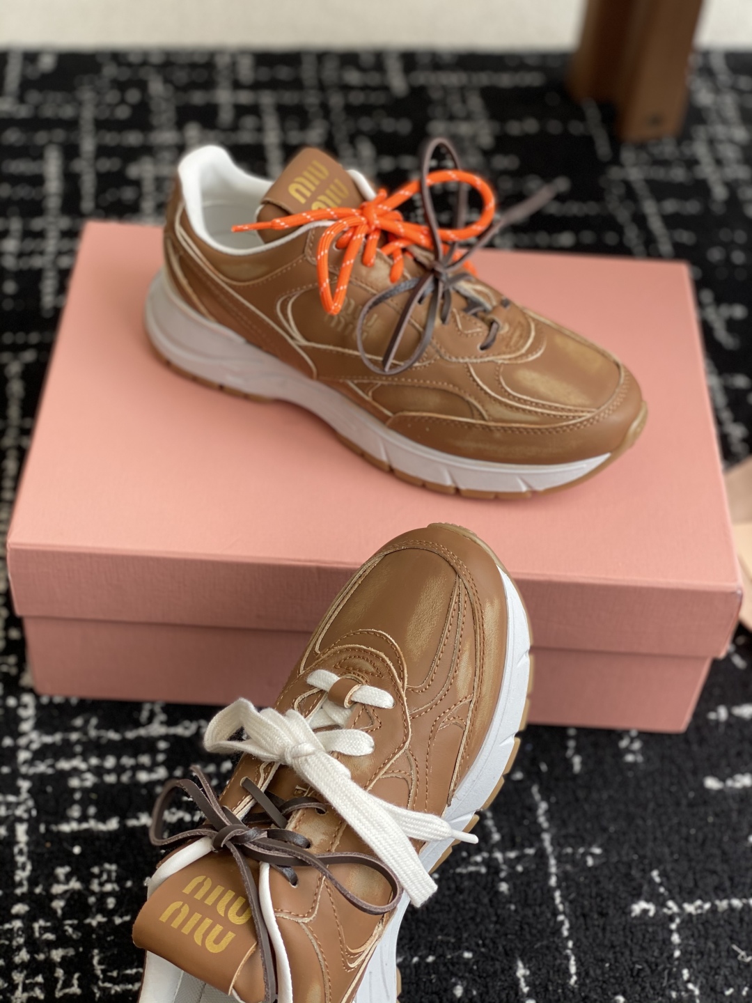 代购级
miumiu  25ss 春夏新款 厚底 运动休闲鞋 

简约造型，超轻原版开模鞋底，脚感妥妥满