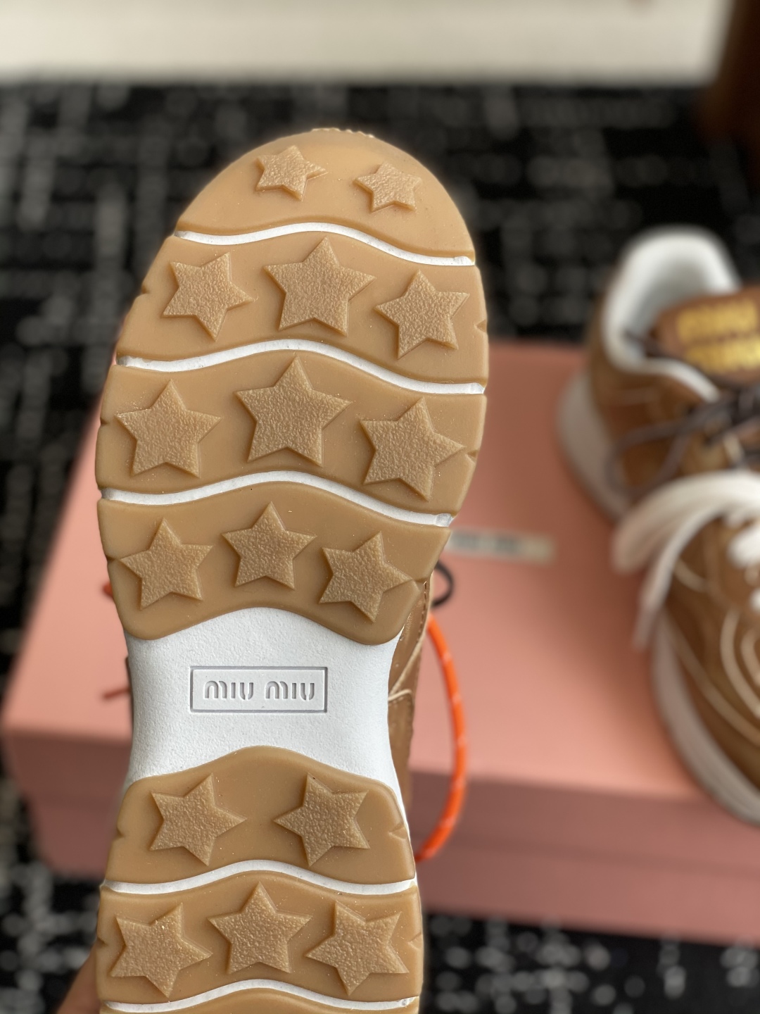 代购级
miumiu  25ss 春夏新款 厚底 运动休闲鞋 

简约造型，超轻原版开模鞋底，脚感妥妥满