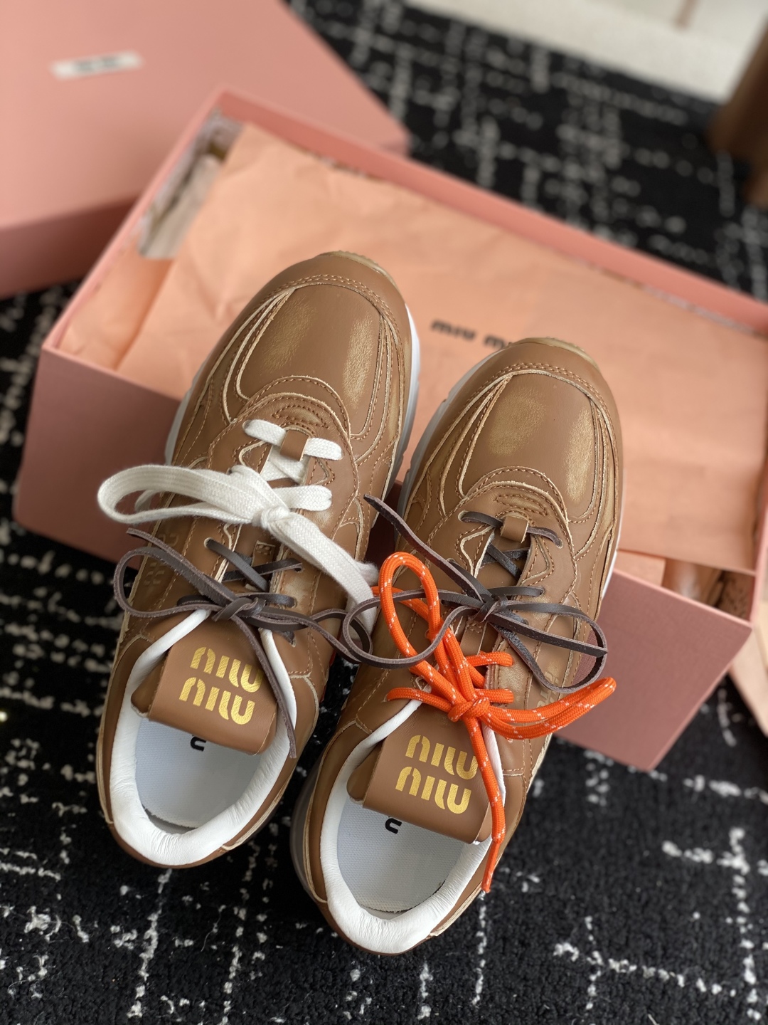代购级
miumiu  25ss 春夏新款 厚底 运动休闲鞋 

简约造型，超轻原版开模鞋底，脚感妥妥满