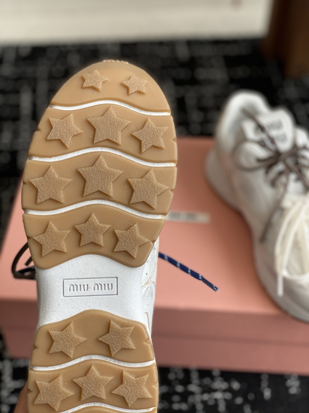 代购级
miumiu  25ss 春夏新款 厚底 运动休闲鞋 

简约造型，超轻原版开模鞋底，脚感妥妥满