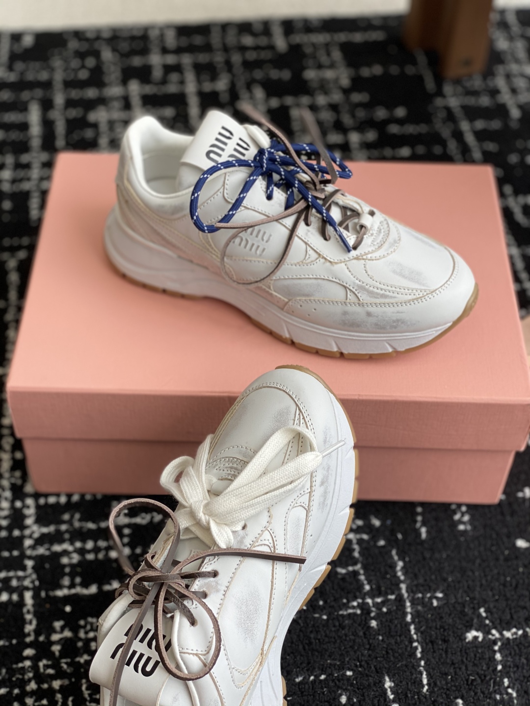 代购级
miumiu  25ss 春夏新款 厚底 运动休闲鞋 

简约造型，超轻原版开模鞋底，脚感妥妥满