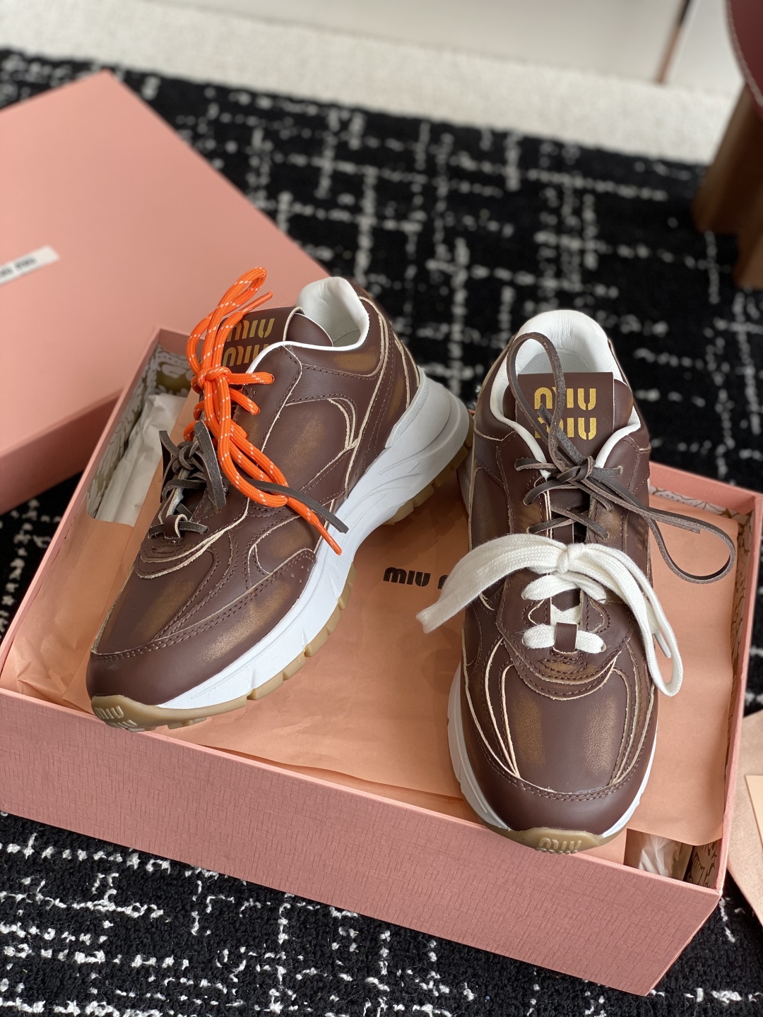 代购级
miumiu  25ss 春夏新款 厚底 运动休闲鞋 

简约造型，超轻原版开模鞋底，脚感妥妥满