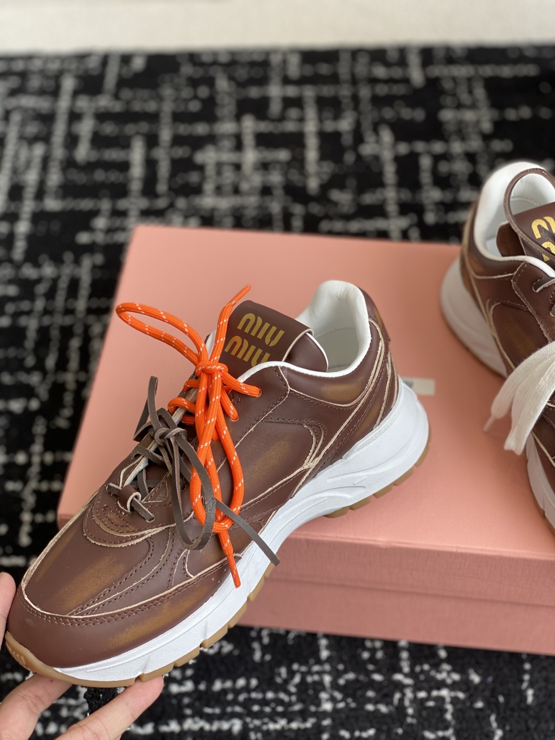 代购级
miumiu  25ss 春夏新款 厚底 运动休闲鞋 

简约造型，超轻原版开模鞋底，脚感妥妥满