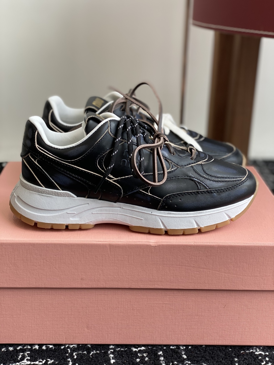 代购级
miumiu  25ss 春夏新款 厚底 运动休闲鞋 

简约造型，超轻原版开模鞋底，脚感妥妥满