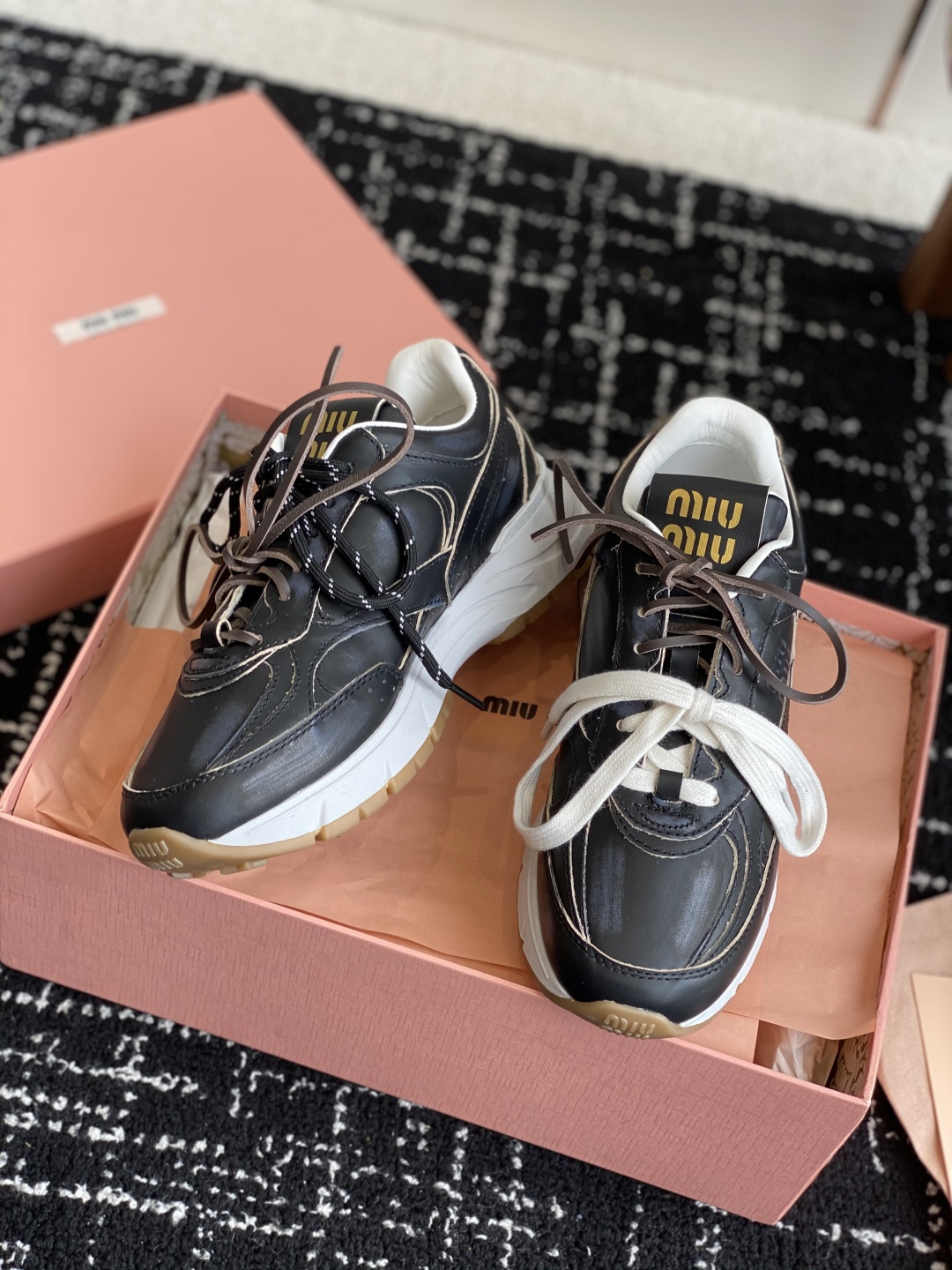 代购级
miumiu  25ss 春夏新款 厚底 运动休闲鞋 

简约造型，超轻原版开模鞋底，脚感妥妥满