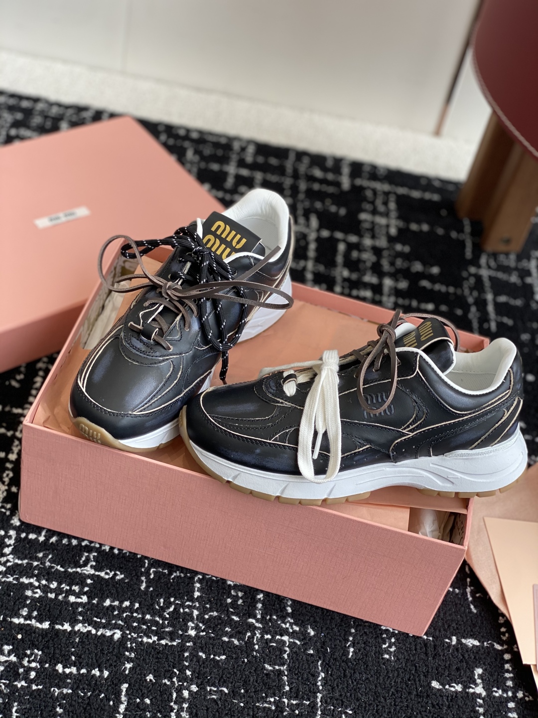 代购级
miumiu  25ss 春夏新款 厚底 运动休闲鞋 

简约造型，超轻原版开模鞋底，脚感妥妥满