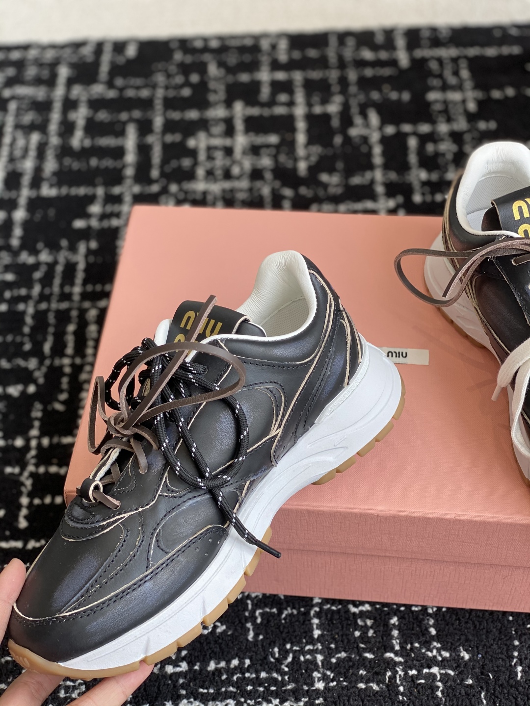 代购级
miumiu  25ss 春夏新款 厚底 运动休闲鞋 

简约造型，超轻原版开模鞋底，脚感妥妥满