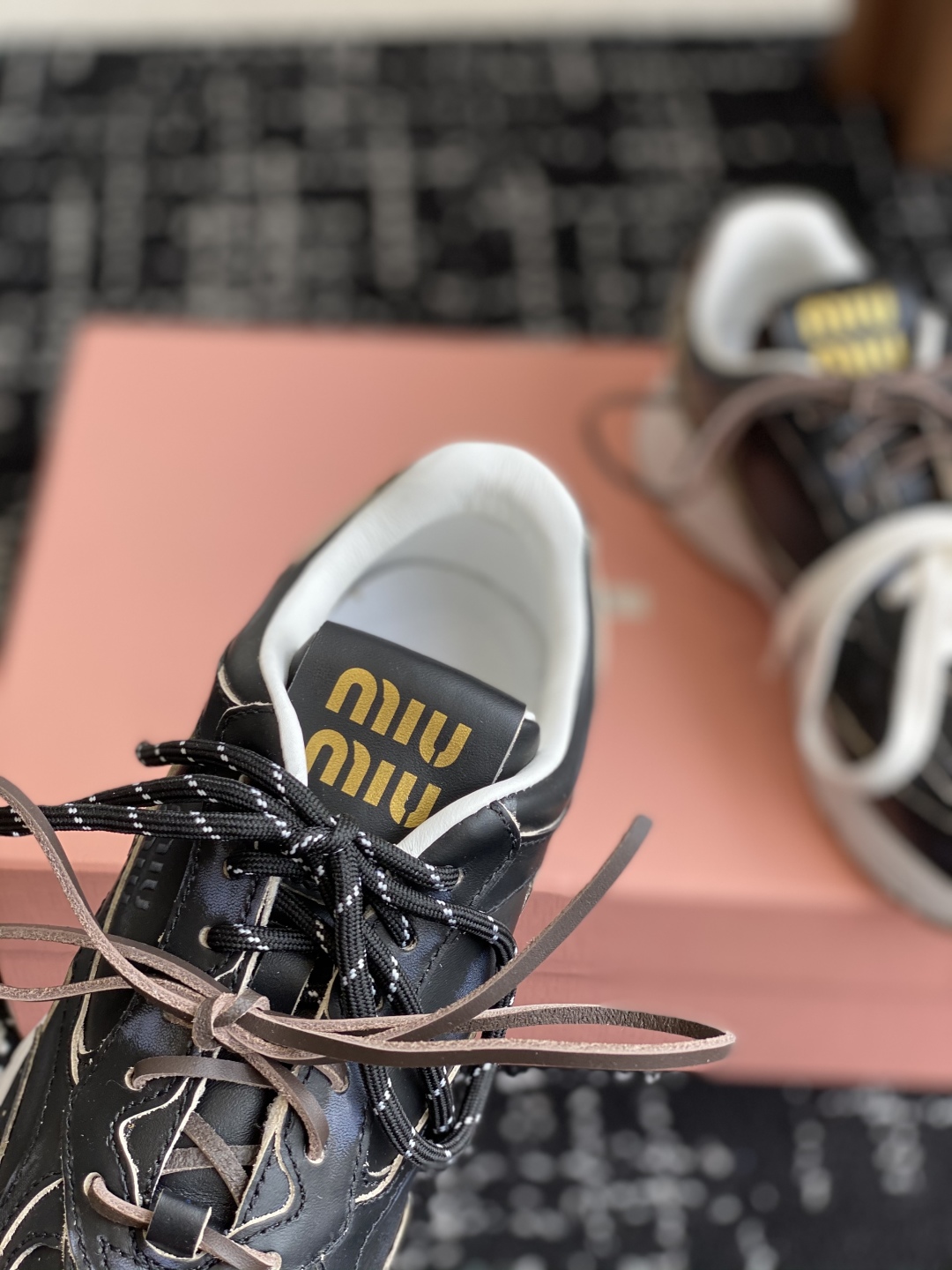代购级
miumiu  25ss 春夏新款 厚底 运动休闲鞋 

简约造型，超轻原版开模鞋底，脚感妥妥满