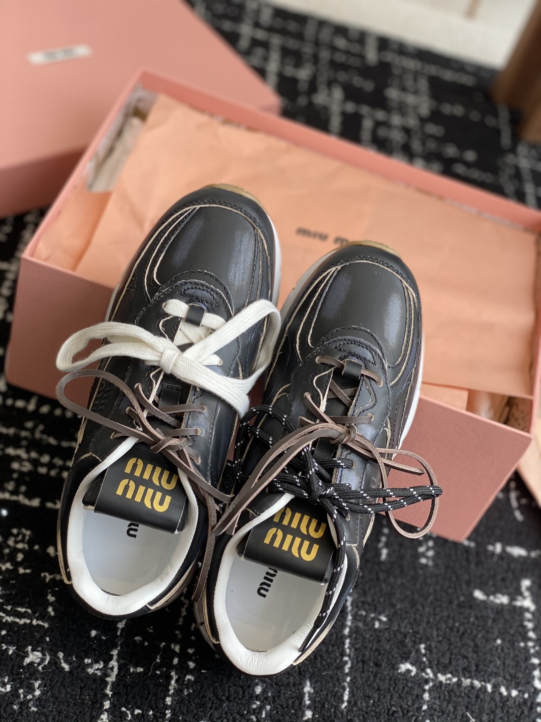 代购级
miumiu  25ss 春夏新款 厚底 运动休闲鞋 

简约造型，超轻原版开模鞋底，脚感妥妥满