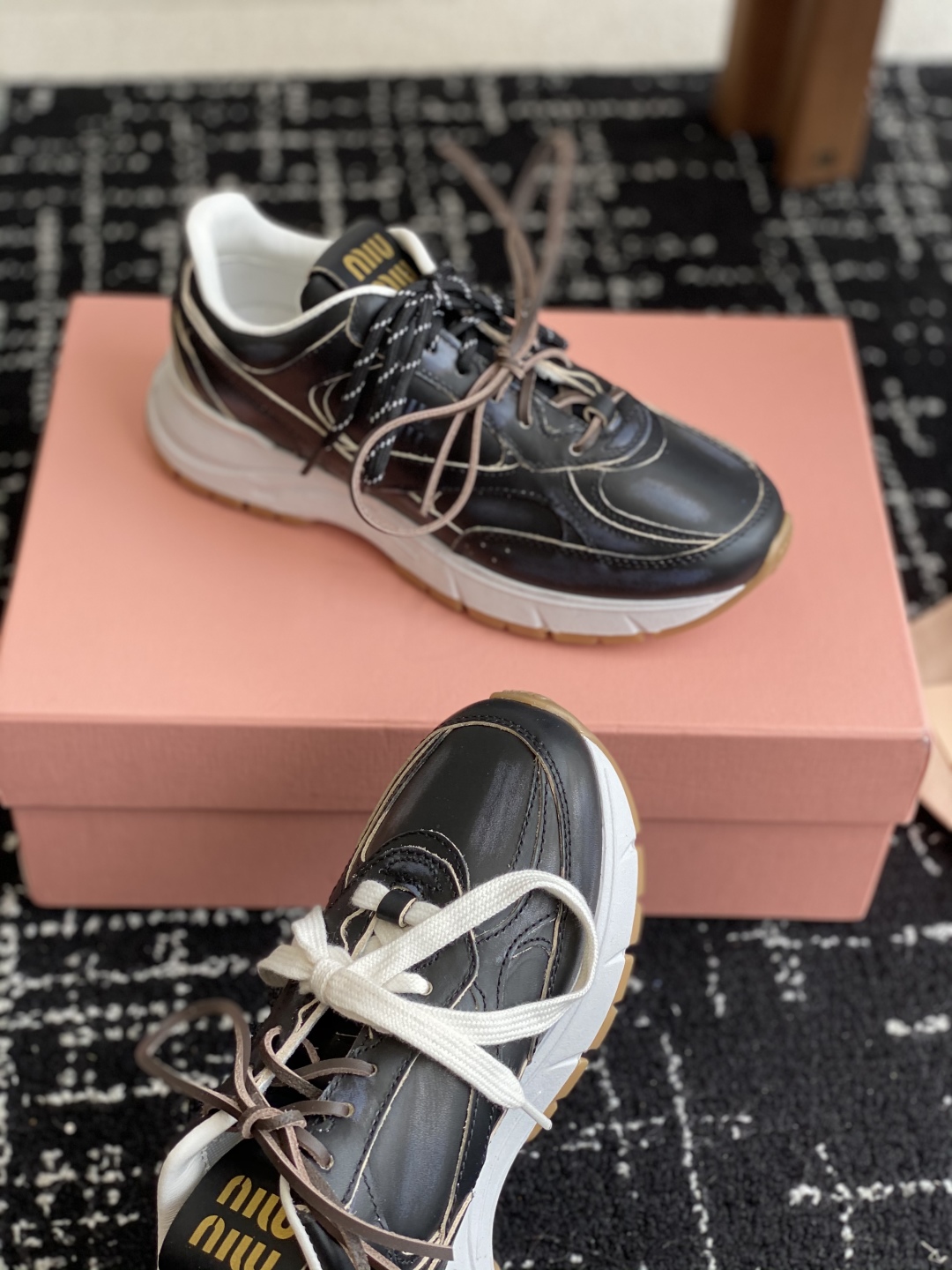 代购级
miumiu  25ss 春夏新款 厚底 运动休闲鞋 

简约造型，超轻原版开模鞋底，脚感妥妥满