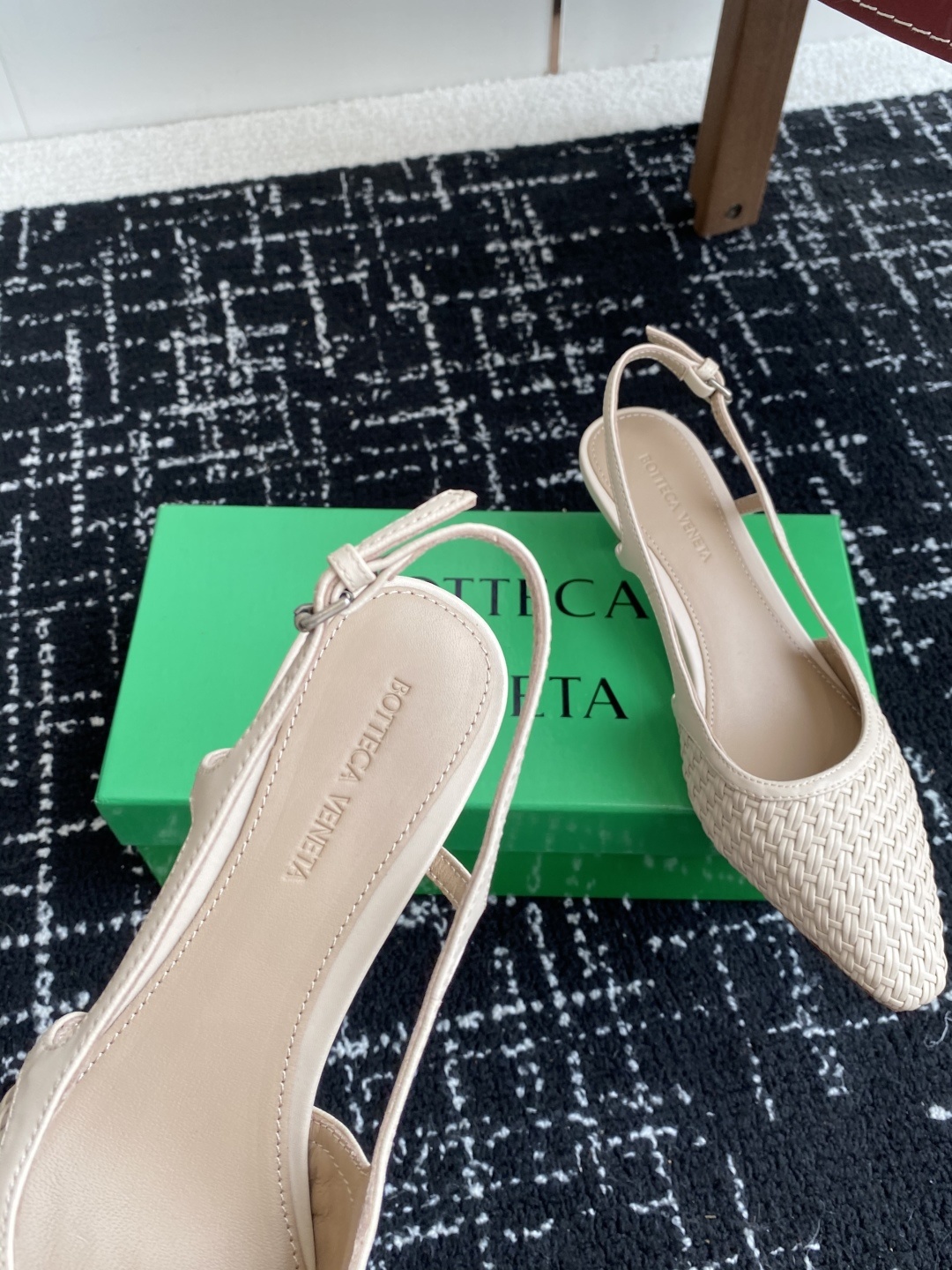 东莞代购级
Bottega Venet 夏季新款小尖头编织凉鞋
超级重工这款Bv羊皮编织凉鞋,众多网红