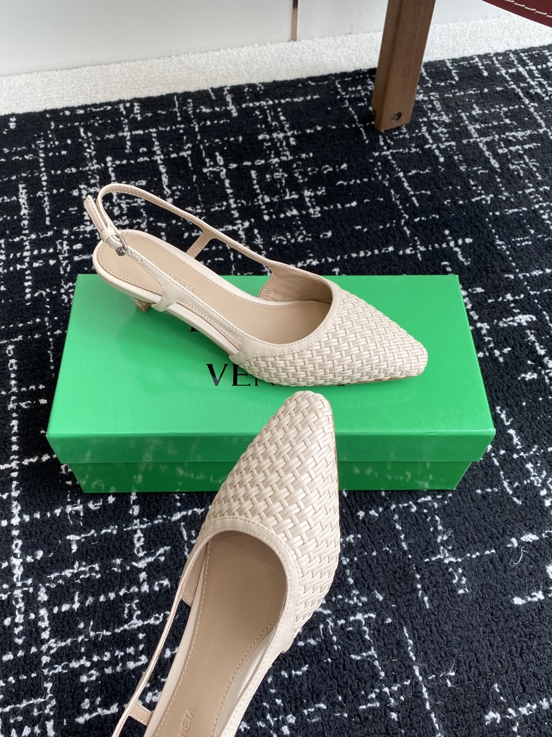 东莞代购级
Bottega Venet 夏季新款小尖头编织凉鞋
超级重工这款Bv羊皮编织凉鞋,众多网红