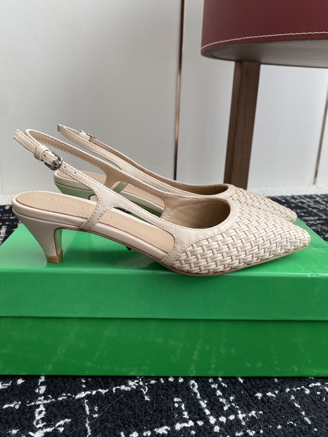 东莞代购级
Bottega Venet 夏季新款小尖头编织凉鞋
超级重工这款Bv羊皮编织凉鞋,众多网红