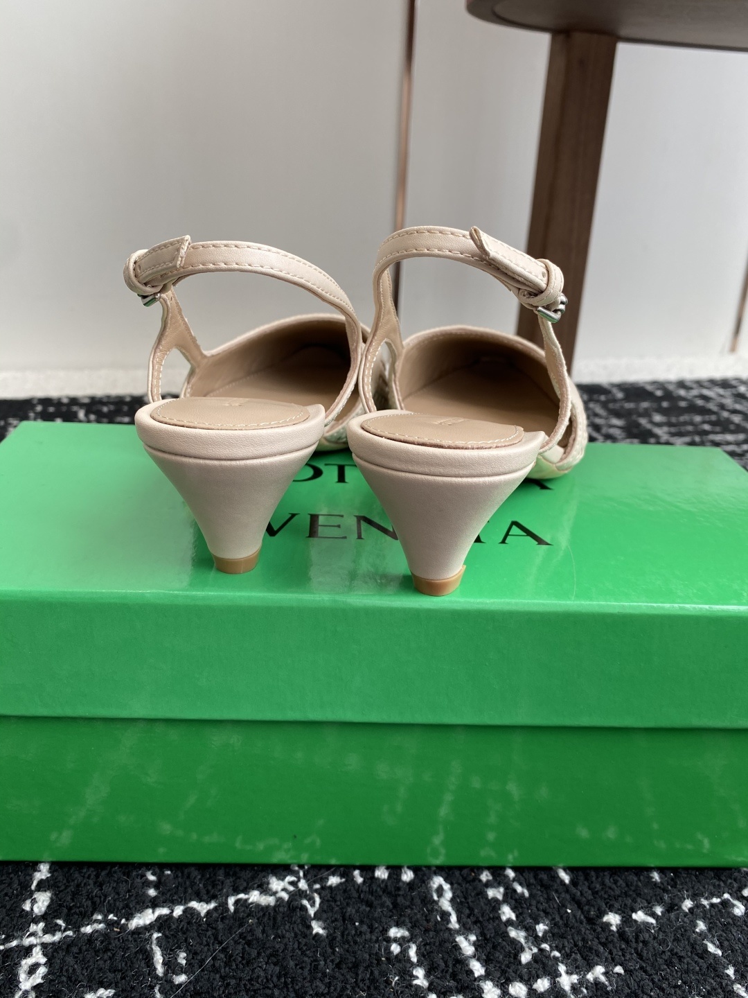 东莞代购级
Bottega Venet 夏季新款小尖头编织凉鞋
超级重工这款Bv羊皮编织凉鞋,众多网红