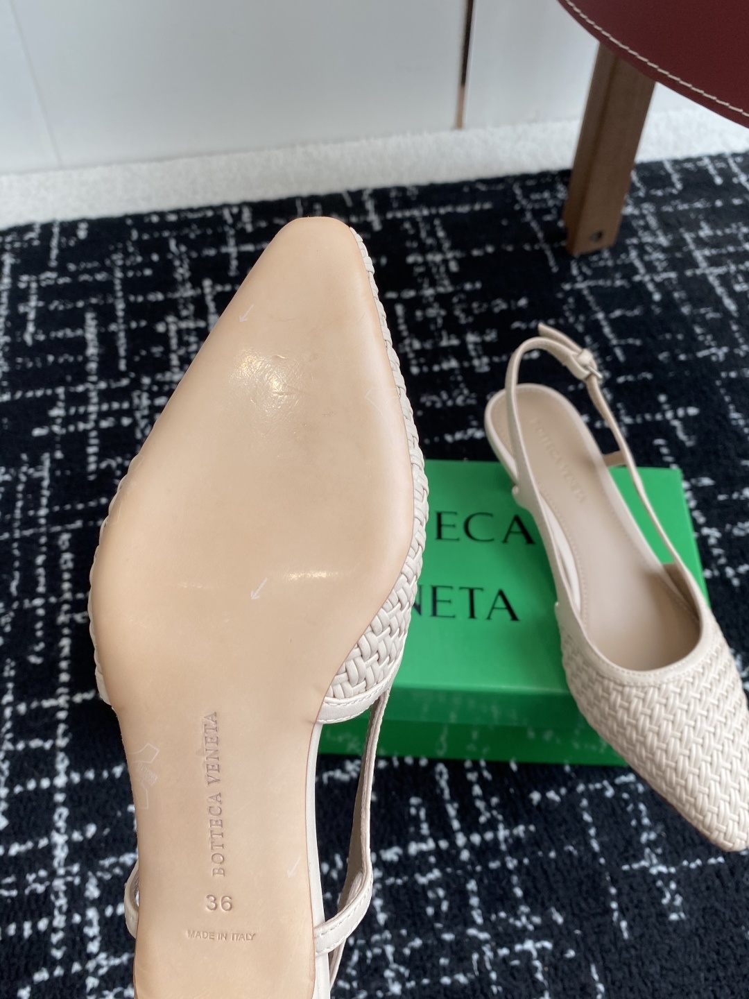 东莞代购级
Bottega Venet 夏季新款小尖头编织凉鞋
超级重工这款Bv羊皮编织凉鞋,众多网红