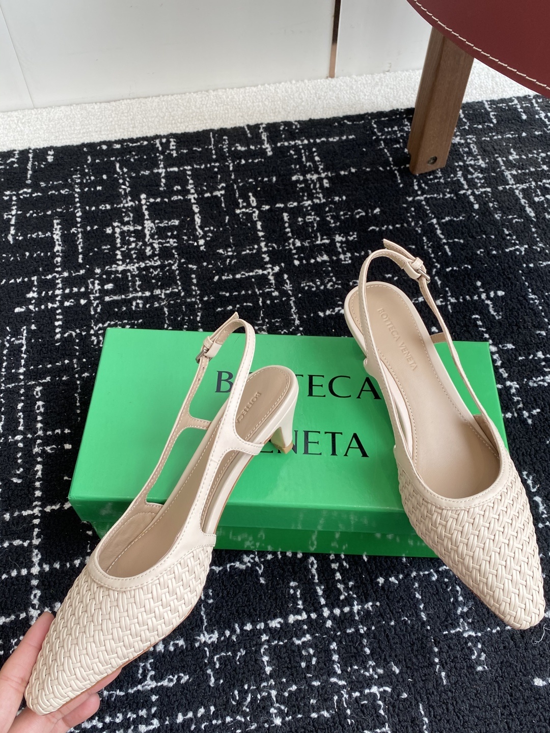 东莞代购级
Bottega Venet 夏季新款小尖头编织凉鞋
超级重工这款Bv羊皮编织凉鞋,众多网红