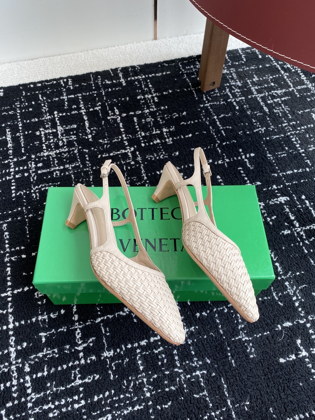 东莞代购级
Bottega Venet 夏季新款小尖头编织凉鞋
超级重工这款Bv羊皮编织凉鞋,众多网红
