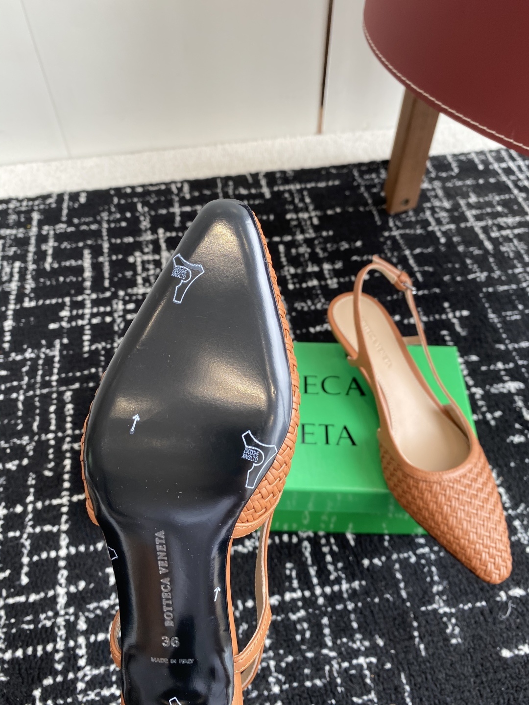 东莞代购级
Bottega Venet 夏季新款小尖头编织凉鞋
超级重工这款Bv羊皮编织凉鞋,众多网红