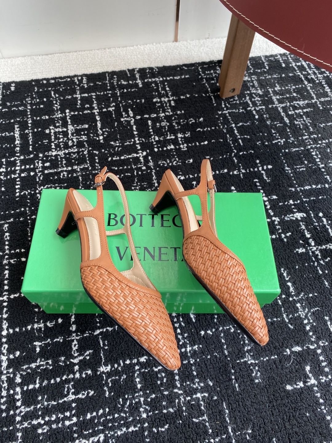 东莞代购级
Bottega Venet 夏季新款小尖头编织凉鞋
超级重工这款Bv羊皮编织凉鞋,众多网红