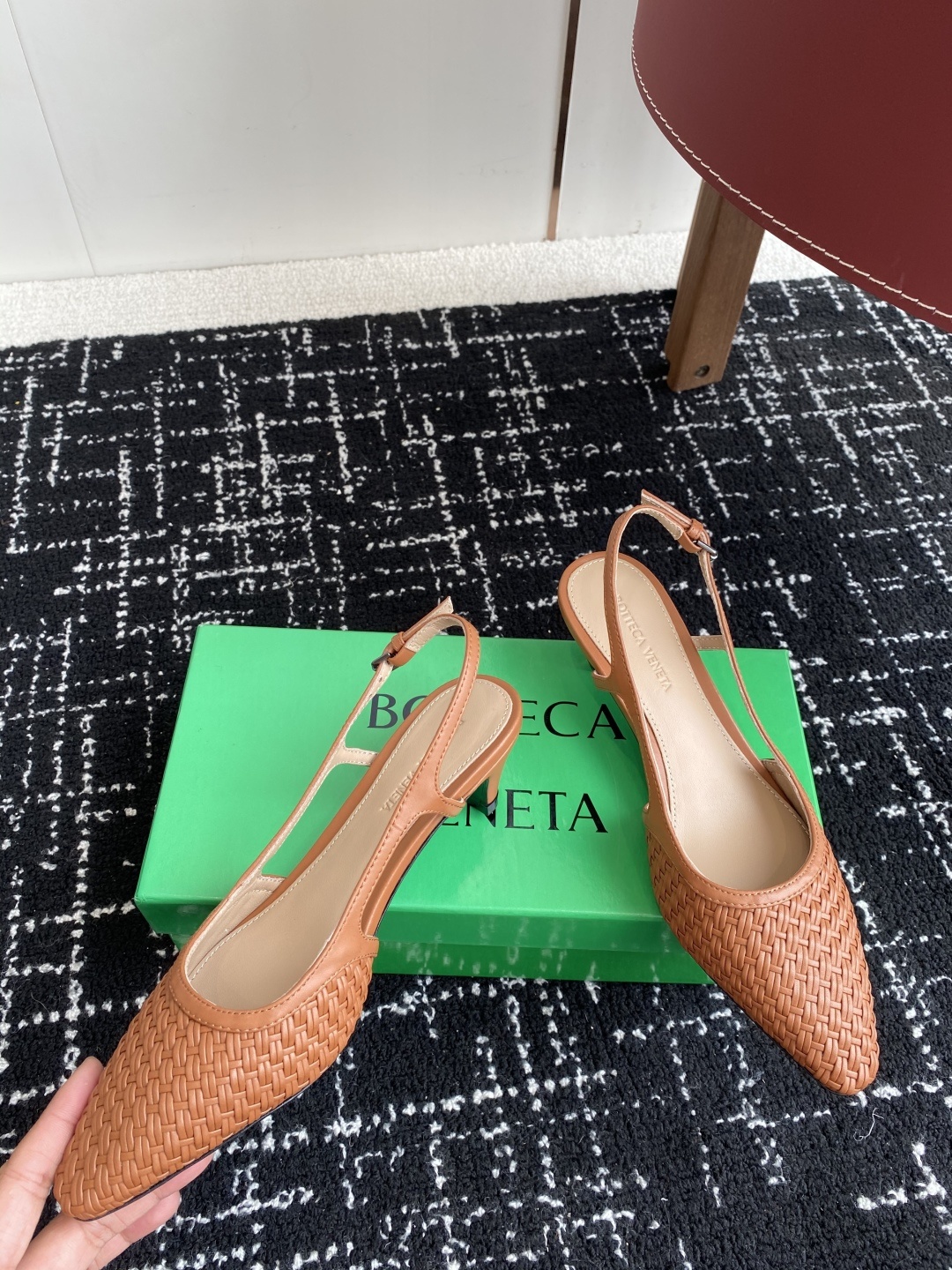 东莞代购级
Bottega Venet 夏季新款小尖头编织凉鞋
超级重工这款Bv羊皮编织凉鞋,众多网红