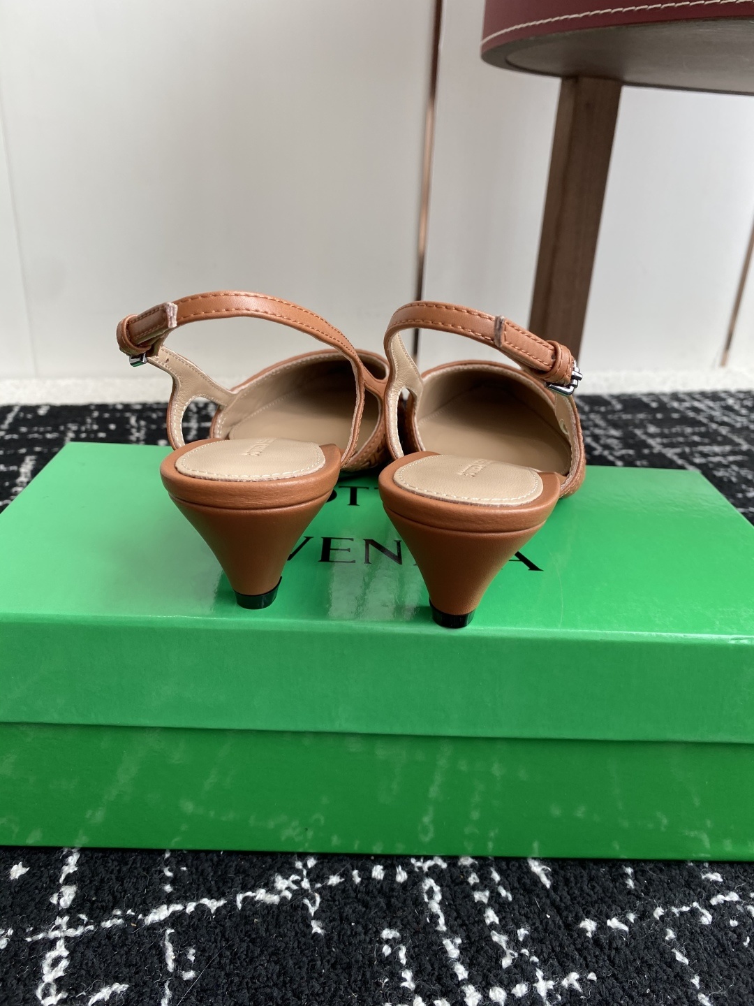 东莞代购级
Bottega Venet 夏季新款小尖头编织凉鞋
超级重工这款Bv羊皮编织凉鞋,众多网红