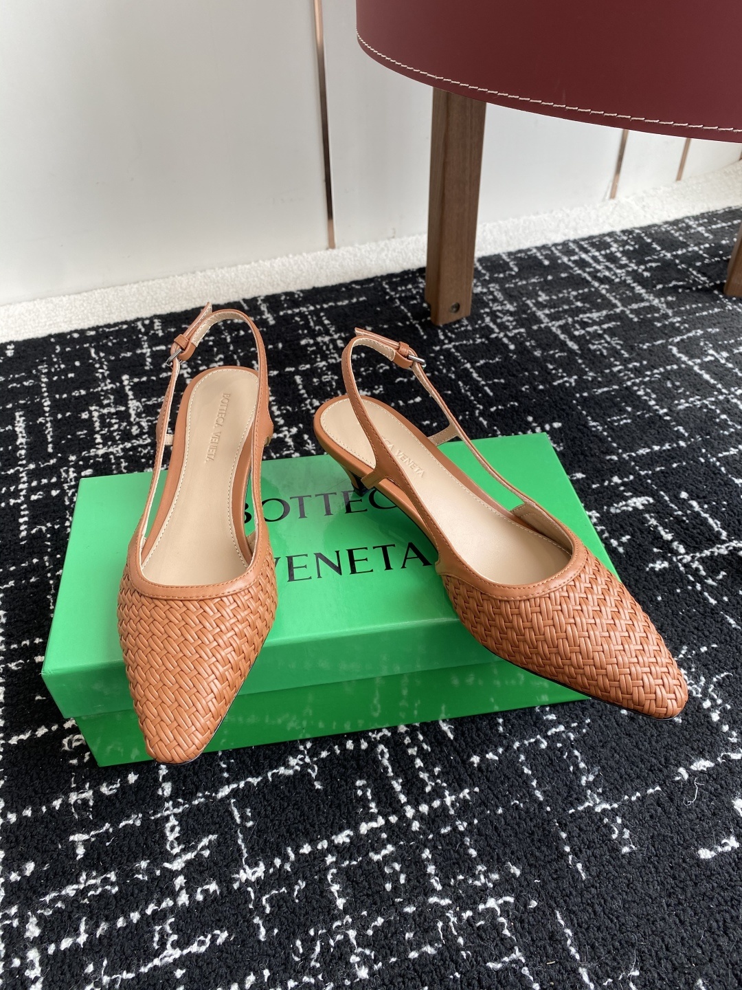 东莞代购级
Bottega Venet 夏季新款小尖头编织凉鞋
超级重工这款Bv羊皮编织凉鞋,众多网红