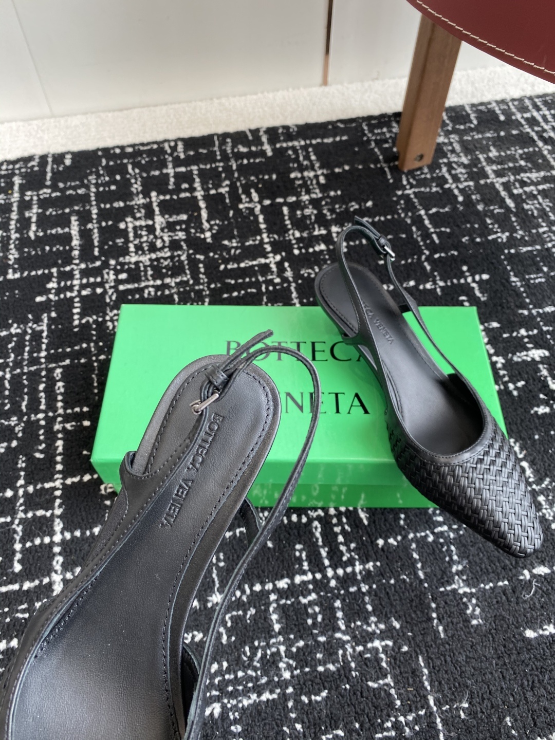 东莞代购级
Bottega Venet 夏季新款小尖头编织凉鞋
超级重工这款Bv羊皮编织凉鞋,众多网红