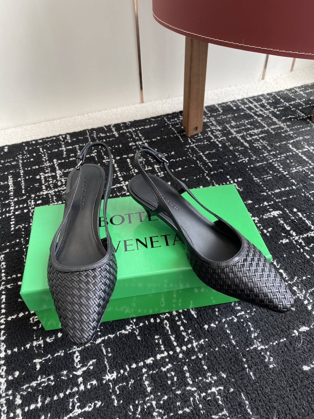 东莞代购级
Bottega Venet 夏季新款小尖头编织凉鞋
超级重工这款Bv羊皮编织凉鞋,众多网红