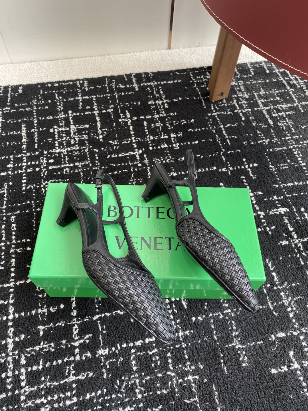 东莞代购级
Bottega Venet 夏季新款小尖头编织凉鞋
超级重工这款Bv羊皮编织凉鞋,众多网红