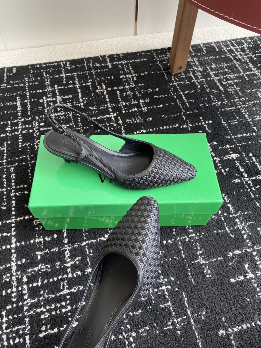 东莞代购级
Bottega Venet 夏季新款小尖头编织凉鞋
超级重工这款Bv羊皮编织凉鞋,众多网红