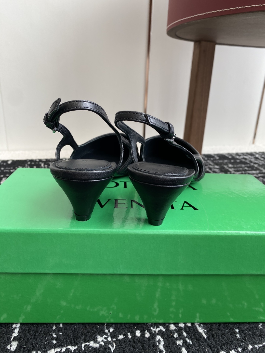 东莞代购级
Bottega Venet 夏季新款小尖头编织凉鞋
超级重工这款Bv羊皮编织凉鞋,众多网红
