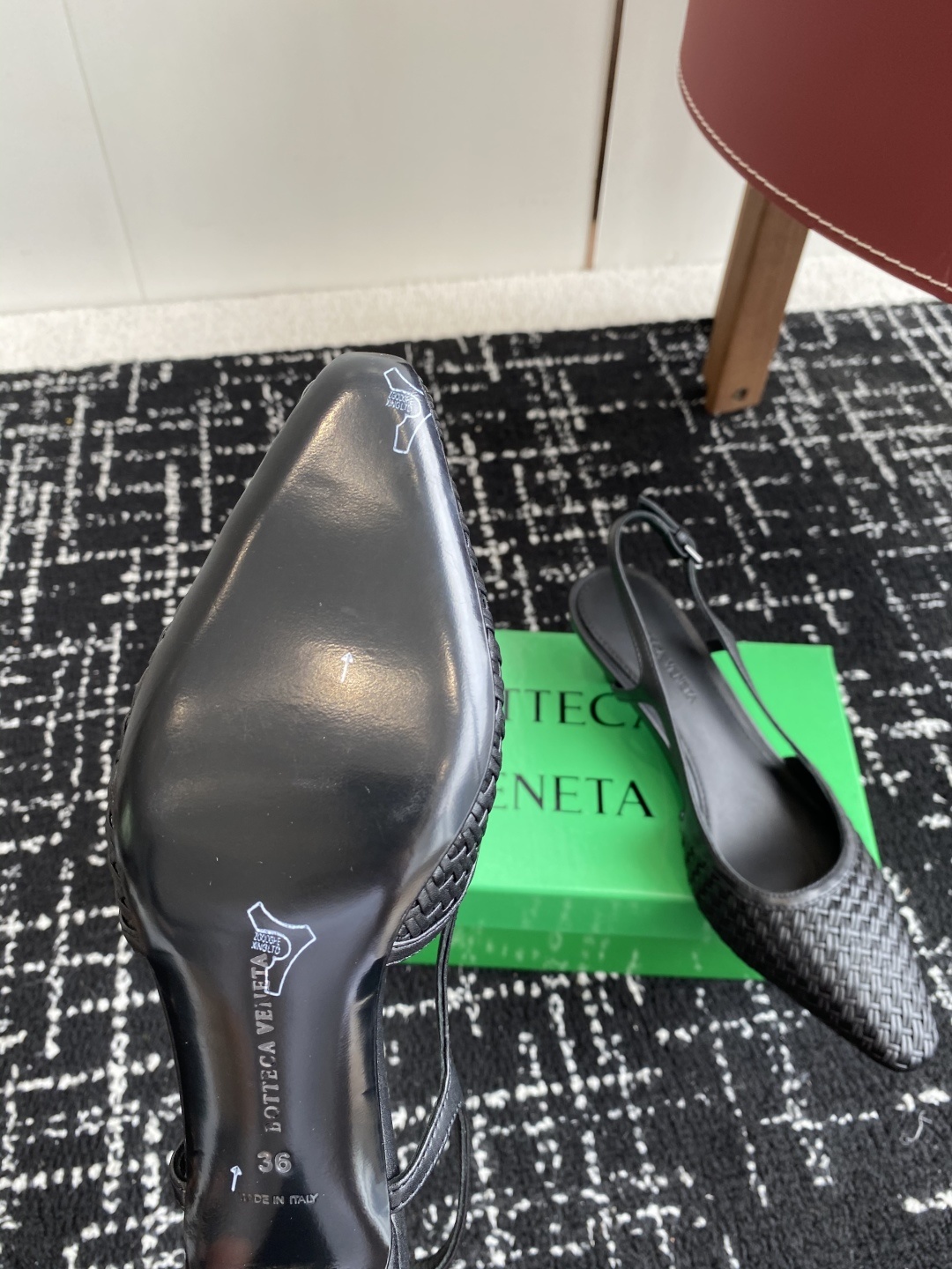东莞代购级
Bottega Venet 夏季新款小尖头编织凉鞋
超级重工这款Bv羊皮编织凉鞋,众多网红