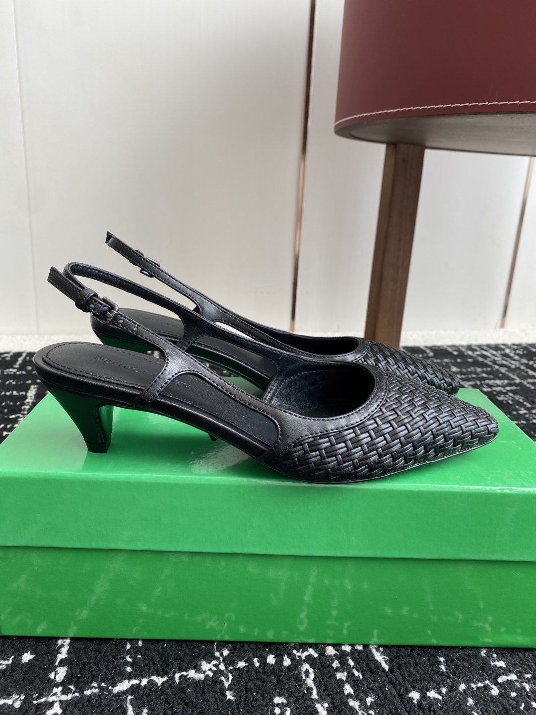 东莞代购级
Bottega Venet 夏季新款小尖头编织凉鞋
超级重工这款Bv羊皮编织凉鞋,众多网红