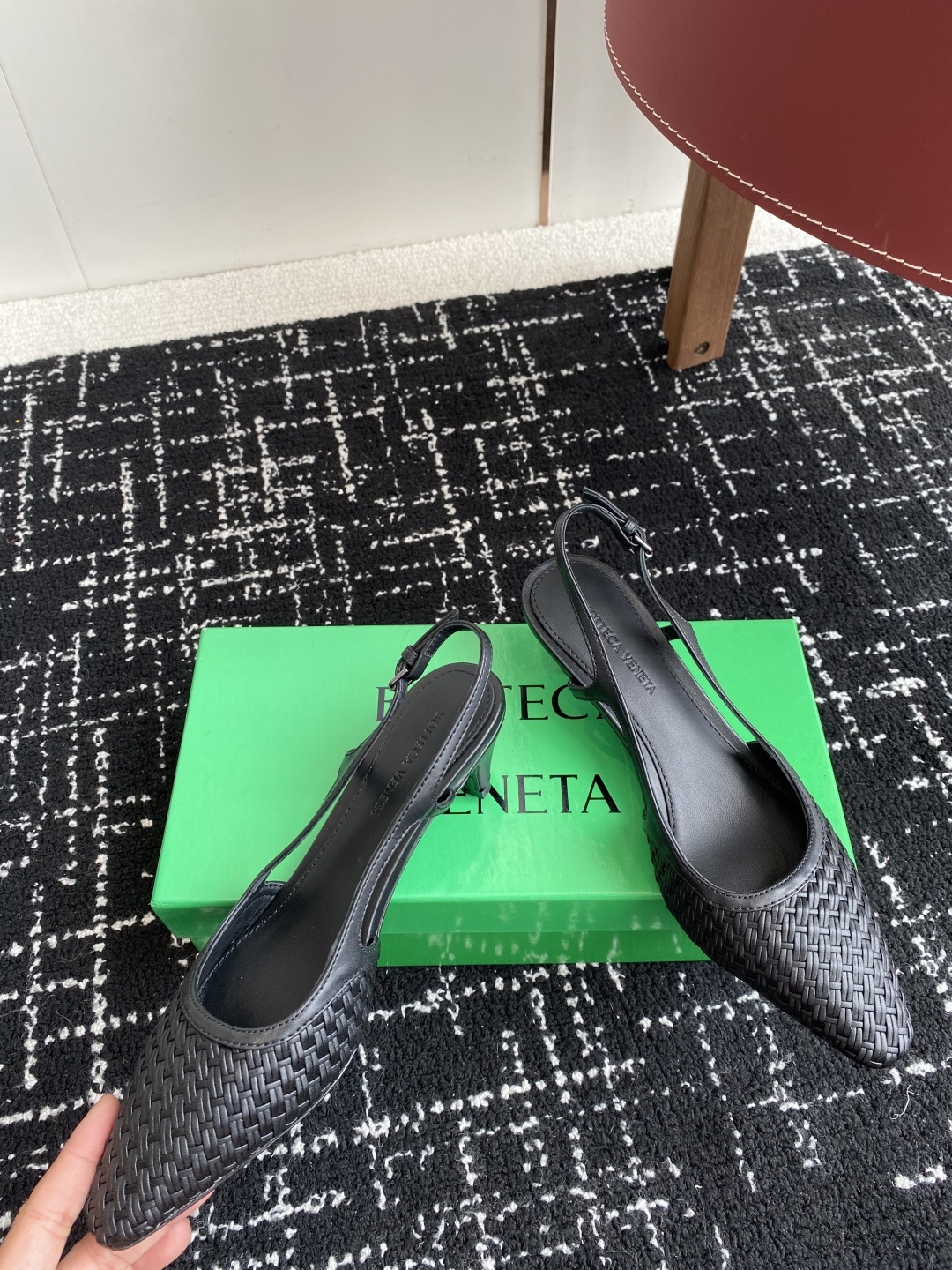 东莞代购级
Bottega Venet 夏季新款小尖头编织凉鞋
超级重工这款Bv羊皮编织凉鞋,众多网红