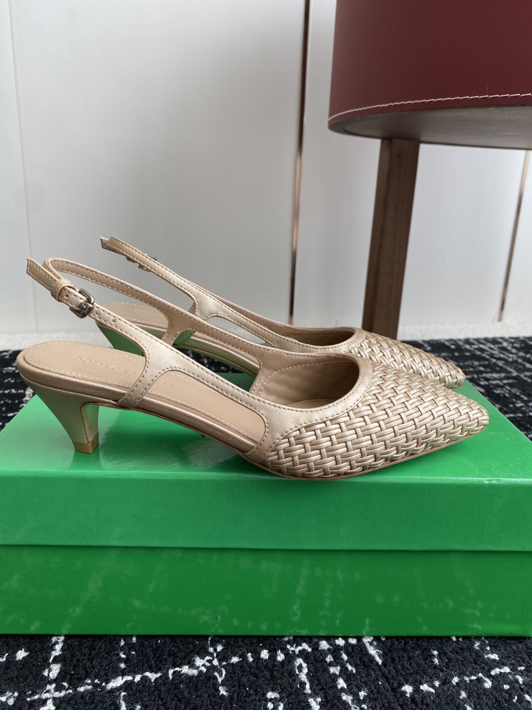 东莞代购级
Bottega Venet 夏季新款小尖头编织凉鞋
超级重工这款Bv羊皮编织凉鞋,众多网红