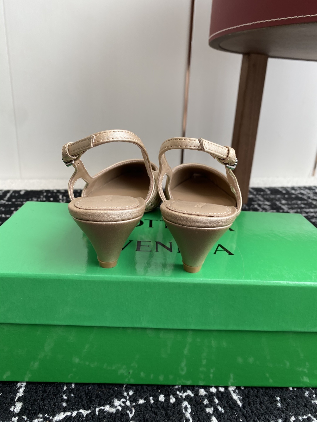 东莞代购级
Bottega Venet 夏季新款小尖头编织凉鞋
超级重工这款Bv羊皮编织凉鞋,众多网红