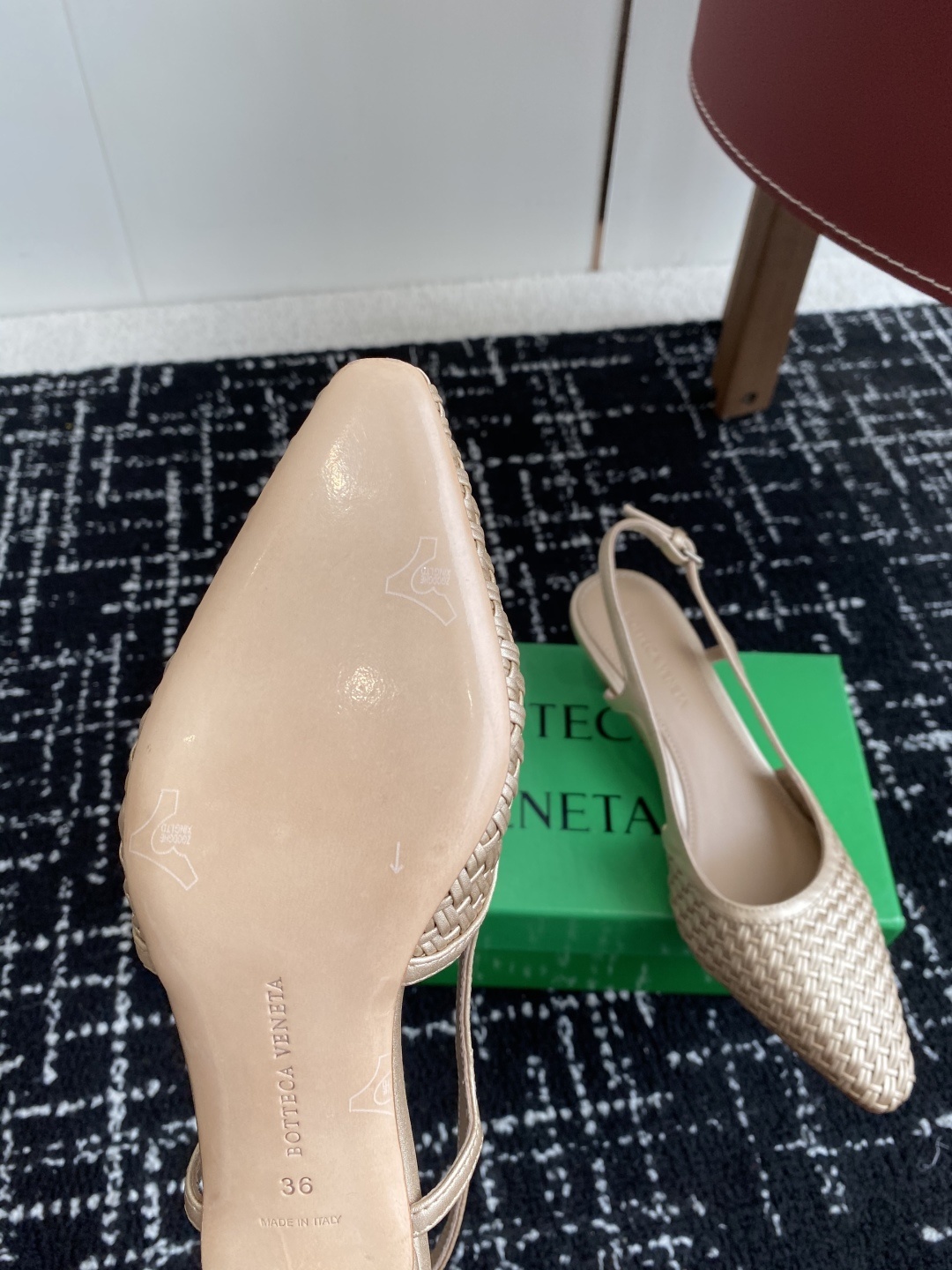 东莞代购级
Bottega Venet 夏季新款小尖头编织凉鞋
超级重工这款Bv羊皮编织凉鞋,众多网红