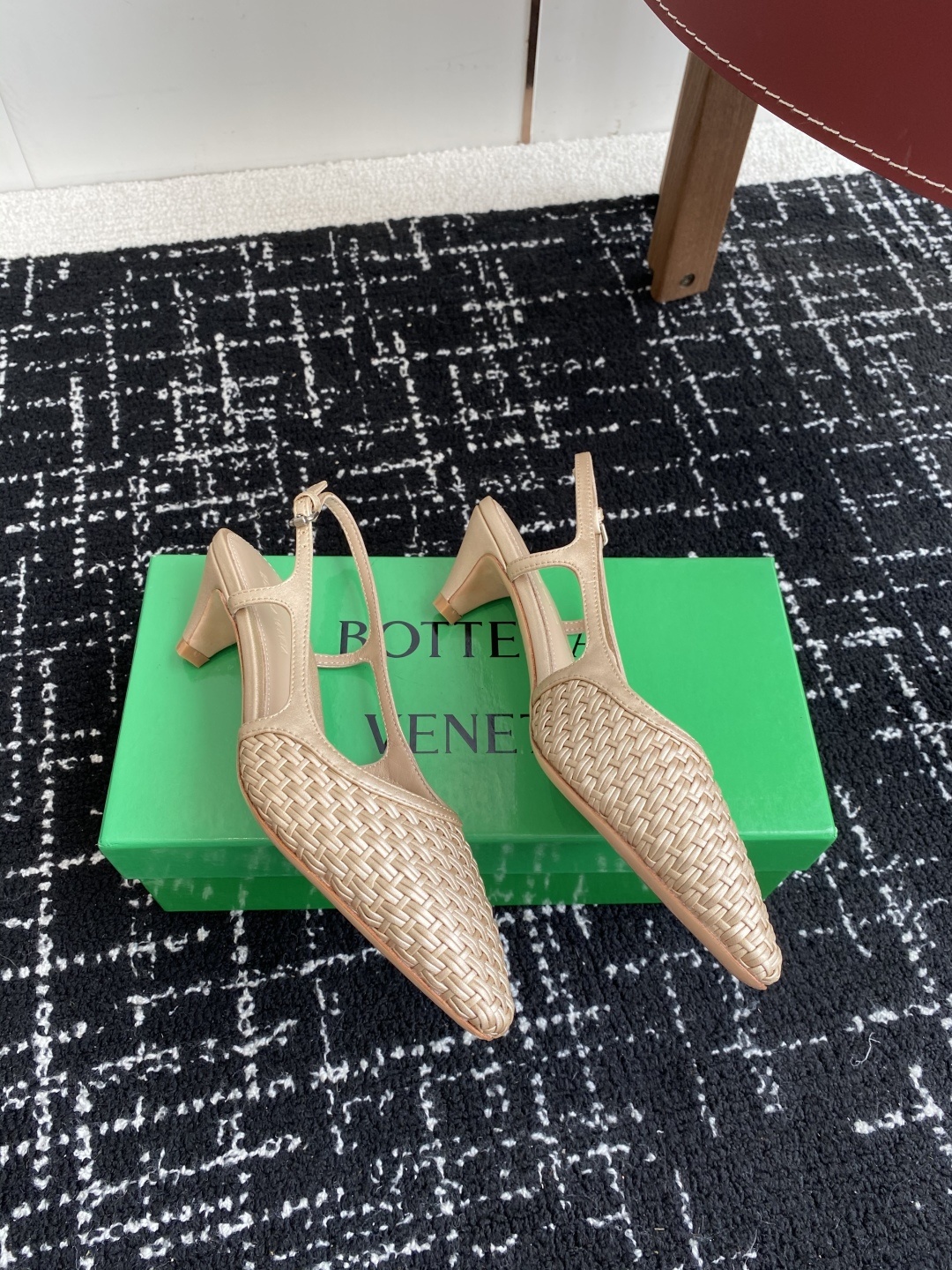 东莞代购级
Bottega Venet 夏季新款小尖头编织凉鞋
超级重工这款Bv羊皮编织凉鞋,众多网红