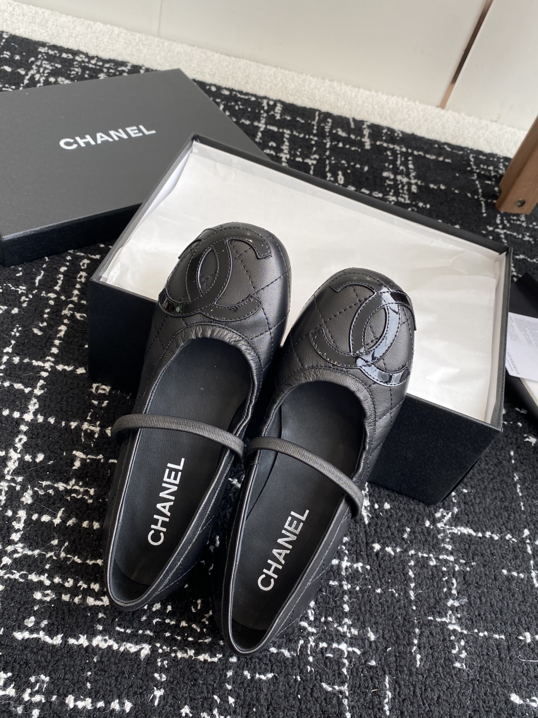 代购级
Chanel 25ss 春夏系列芭蕾舞鞋复古款来袭

非常火的大双C设计手工车线非常耗时耗力
独