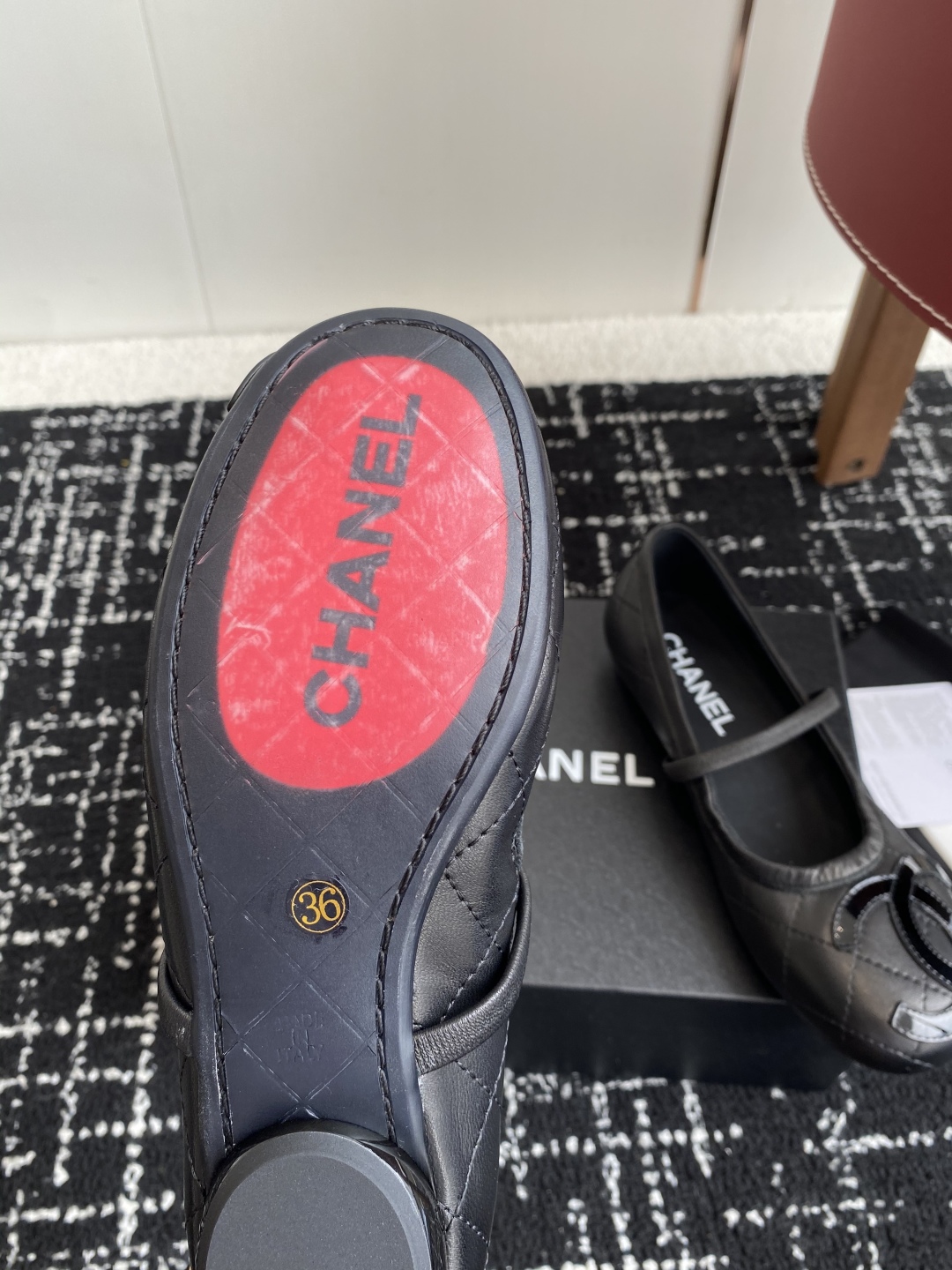 代购级
Chanel 25ss 春夏系列芭蕾舞鞋复古款来袭

非常火的大双C设计手工车线非常耗时耗力
独