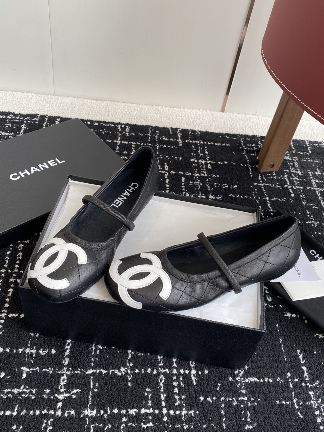 代购级
Chanel 25ss 春夏系列芭蕾舞鞋复古款来袭

非常火的大双C设计手工车线非常耗时耗力
独