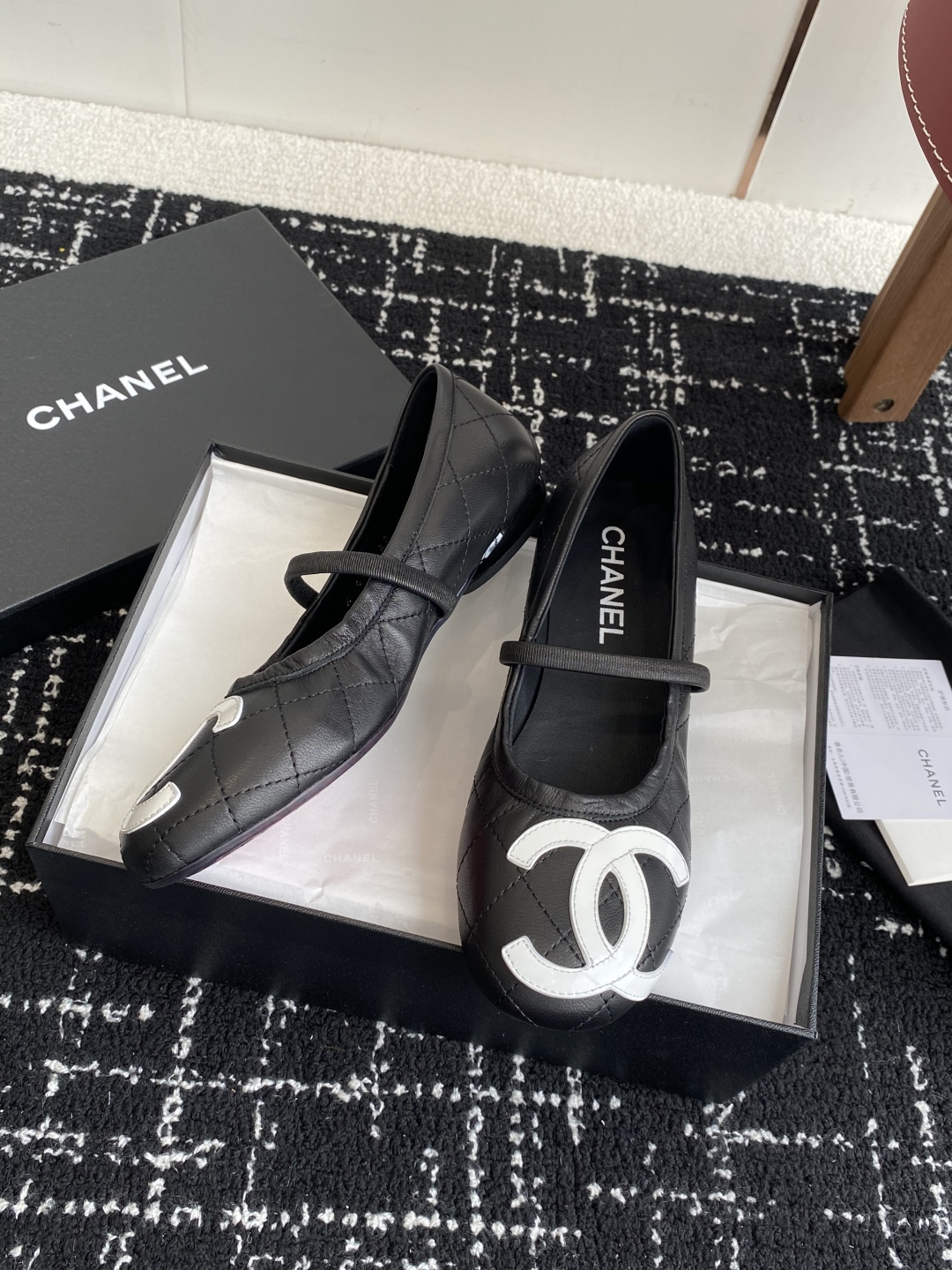 代购级
Chanel 25ss 春夏系列芭蕾舞鞋复古款来袭

非常火的大双C设计手工车线非常耗时耗力
独