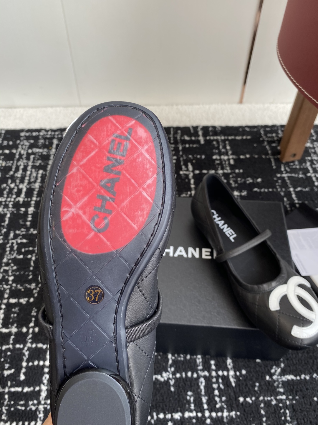 代购级
Chanel 25ss 春夏系列芭蕾舞鞋复古款来袭

非常火的大双C设计手工车线非常耗时耗力
独
