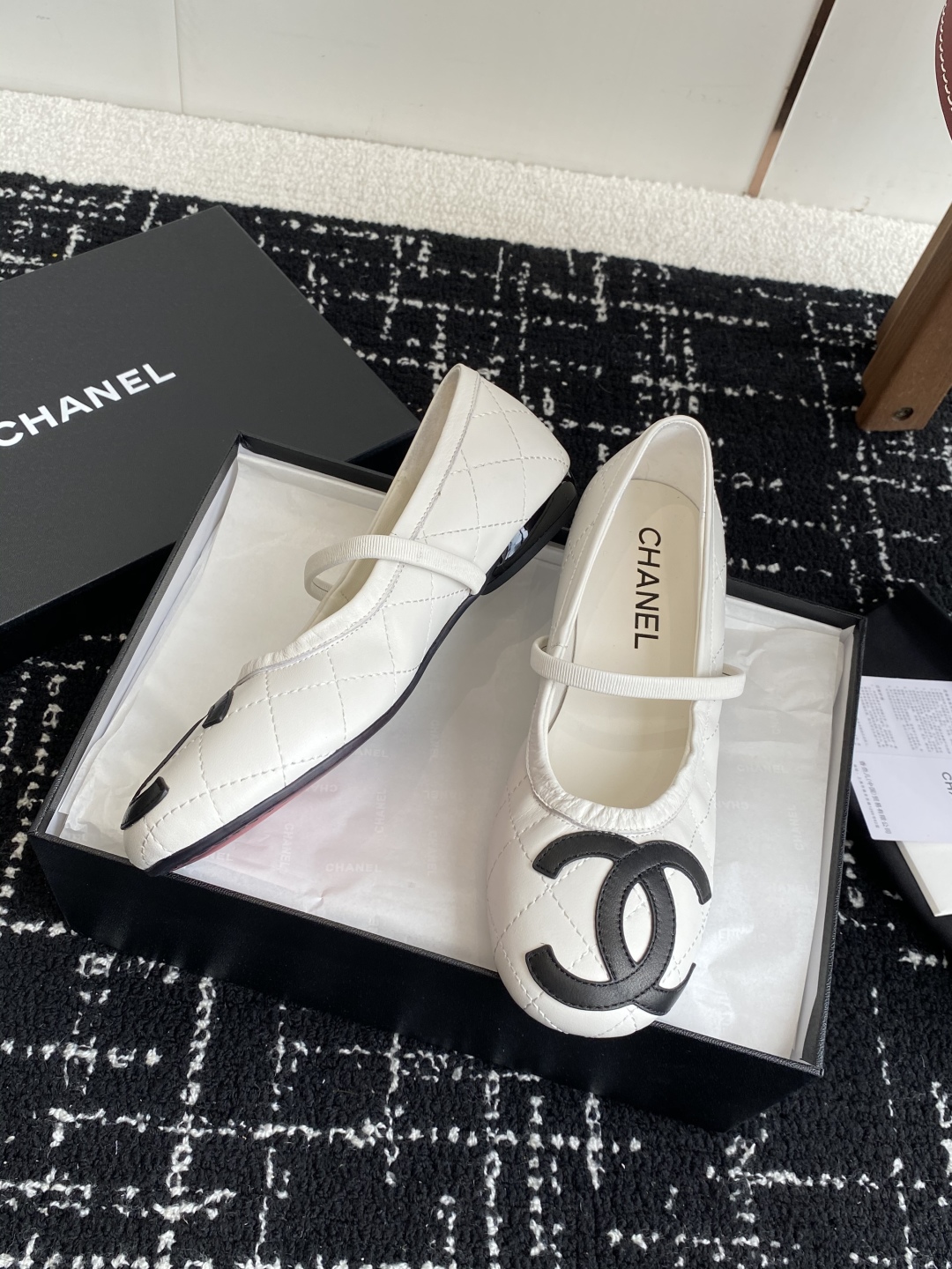 代购级
Chanel 25ss 春夏系列芭蕾舞鞋复古款来袭

非常火的大双C设计手工车线非常耗时耗力
独