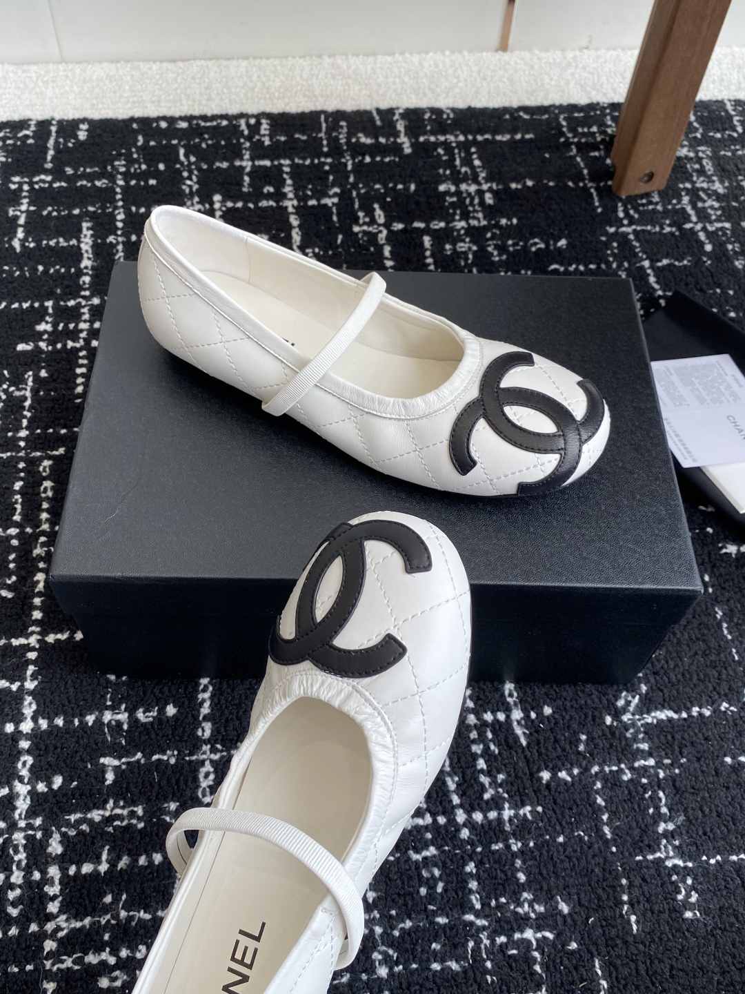 代购级
Chanel 25ss 春夏系列芭蕾舞鞋复古款来袭

非常火的大双C设计手工车线非常耗时耗力
独
