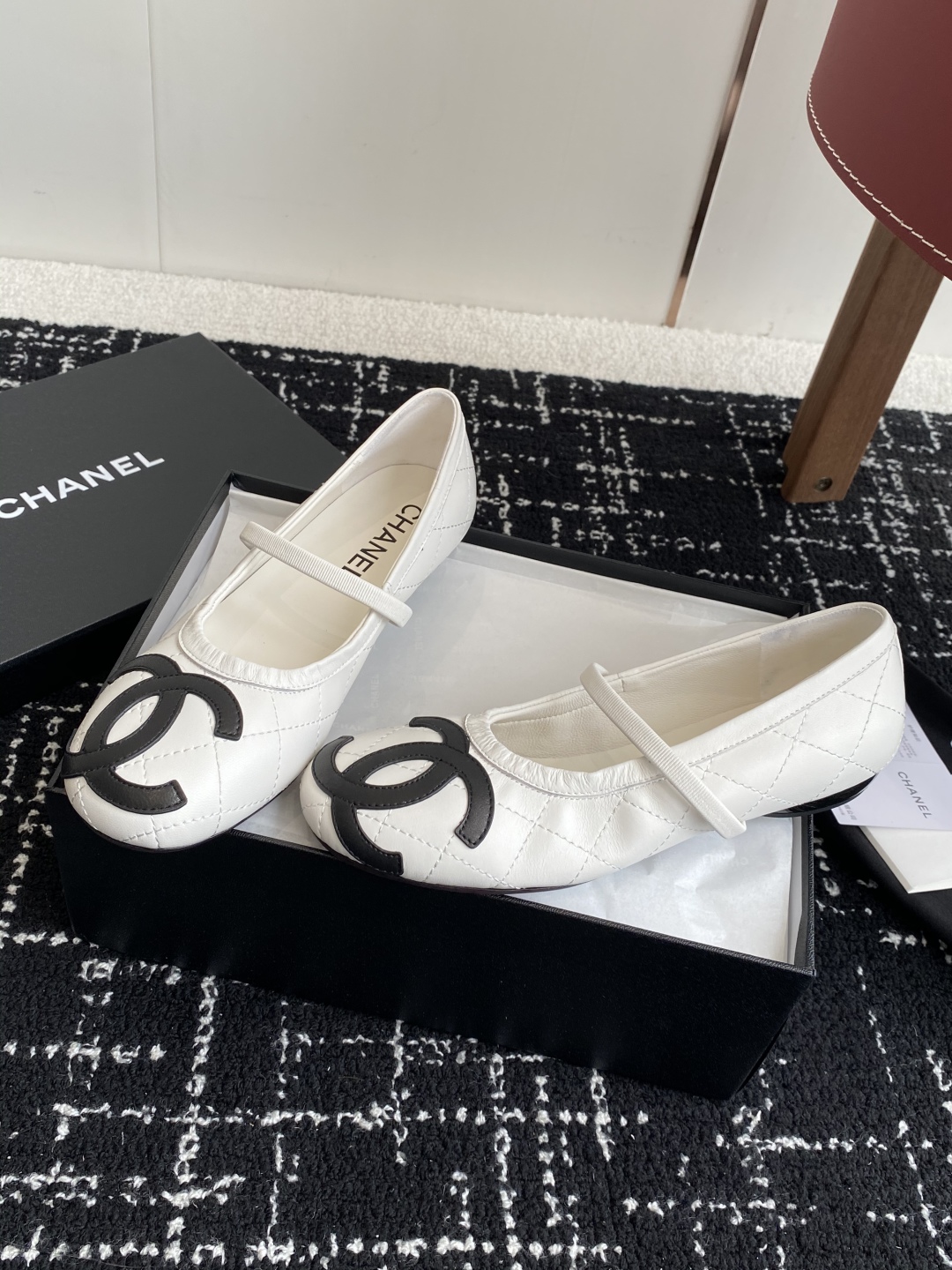 代购级
Chanel 25ss 春夏系列芭蕾舞鞋复古款来袭

非常火的大双C设计手工车线非常耗时耗力
独