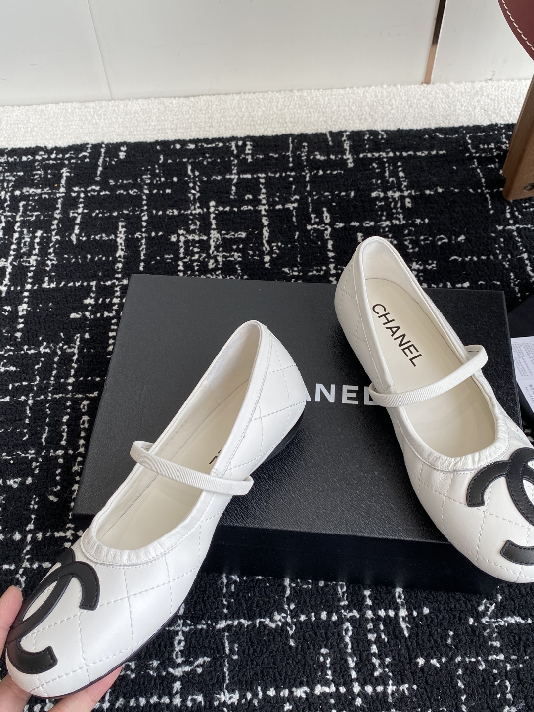 代购级
Chanel 25ss 春夏系列芭蕾舞鞋复古款来袭

非常火的大双C设计手工车线非常耗时耗力
独
